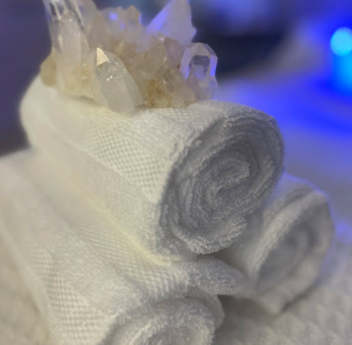Linens and quartz crystals prepared for a treatment